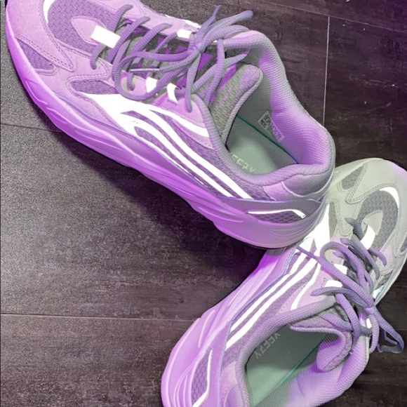 yeezy 700 static pink